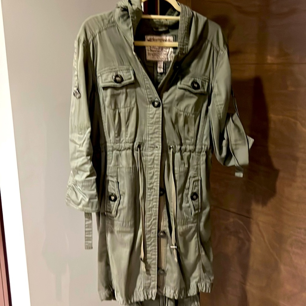 Army green color, can be used folding sleeve. Used.